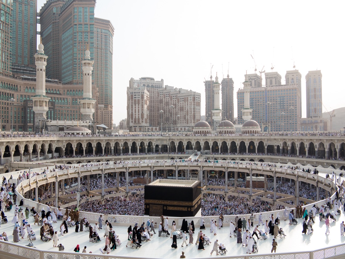 Private taxi service between Makkah and Madinah